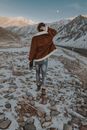 探索雪山风景的人，展现了冒险与风格