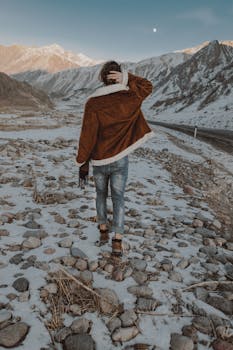 探索雪山风景的人，展现了冒险与风格