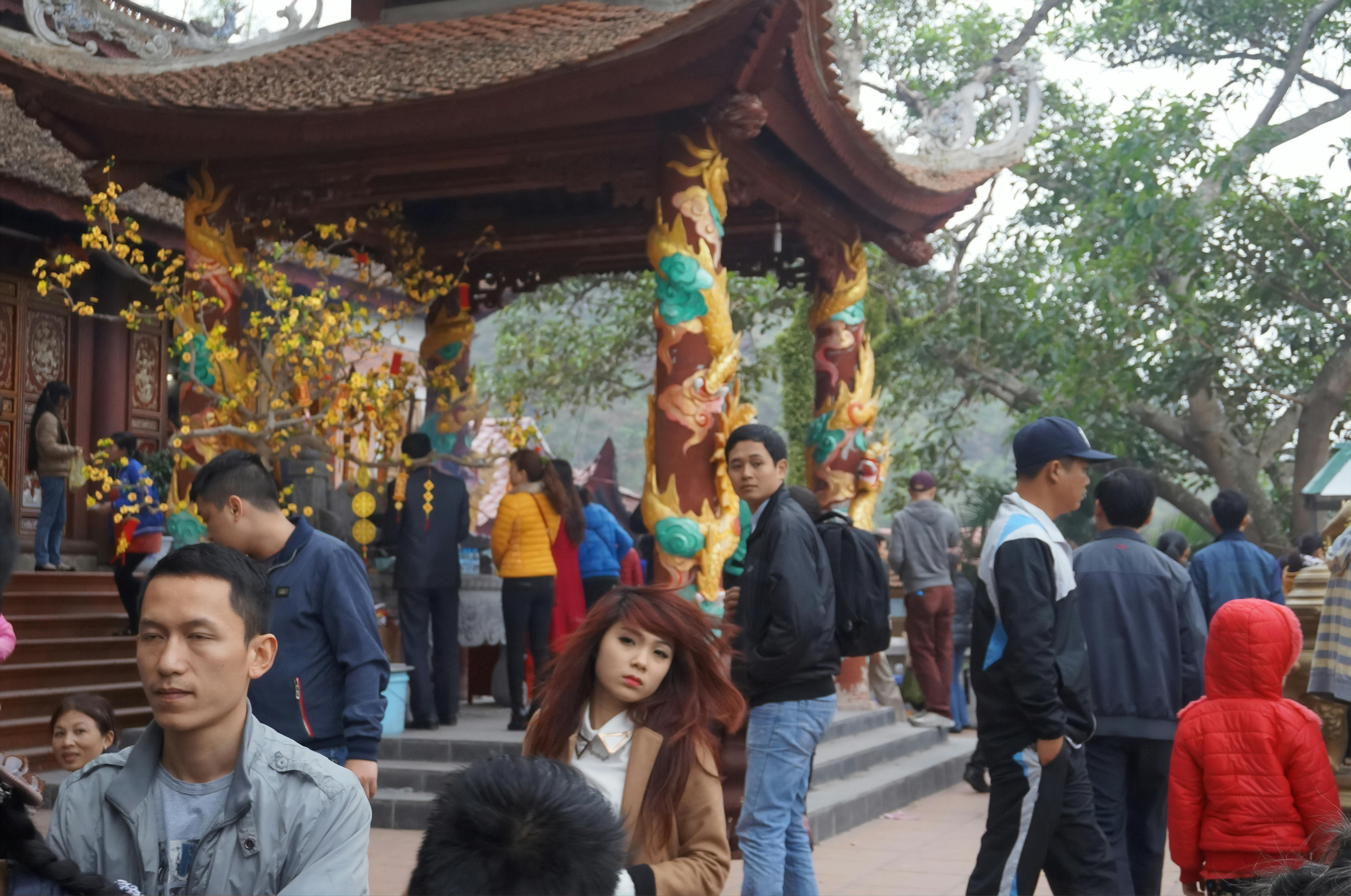 Botella de agua transparente con marcas de tiempo sobre una mesa de madera