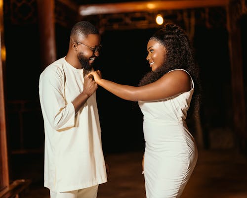 Pareja africana con atuendo nupcial en Caracas