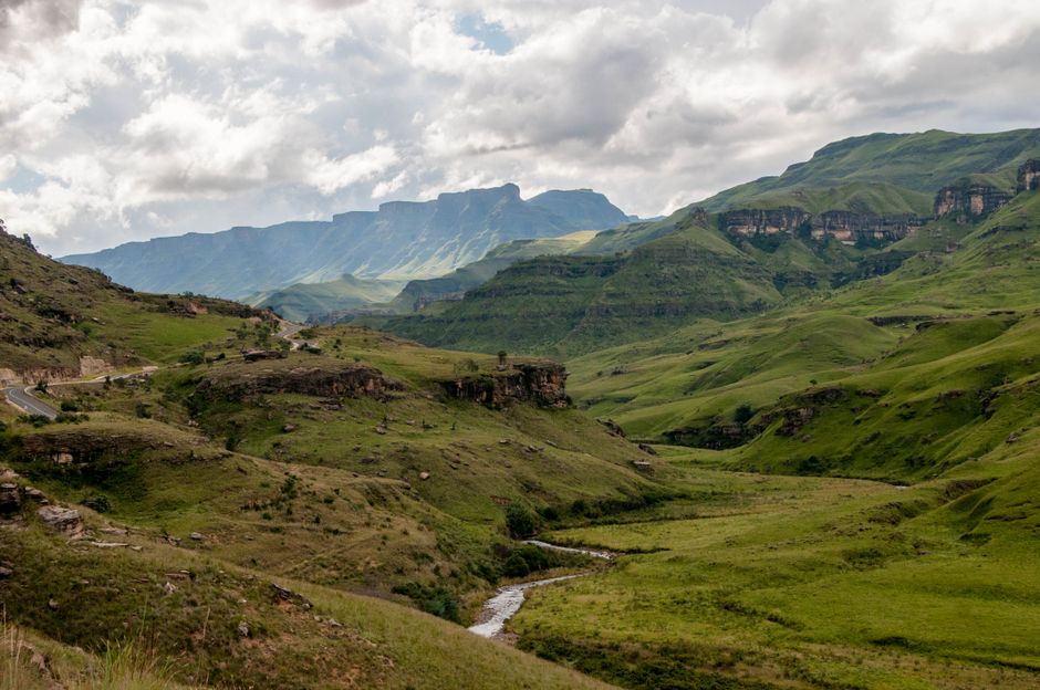 Falaises spectaculaires du Drakensberg Paysage spectaculaire des falaises vertigineuses du Drakensberg, surnommé la barrière de lances en Afrique du Sud Road trip lesotho