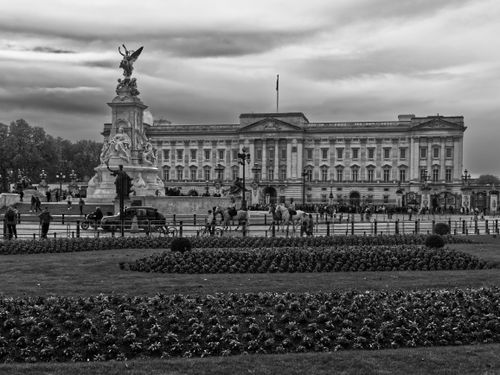 Free Dramatic black and white photo of Buckingham Palace highlighting its iconic architecture. Stock Photo