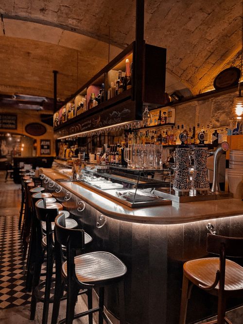 Free Sophisticated bar with classic ambiance in Barcelona, featuring elegant design and rich atmosphere. Stock Photo