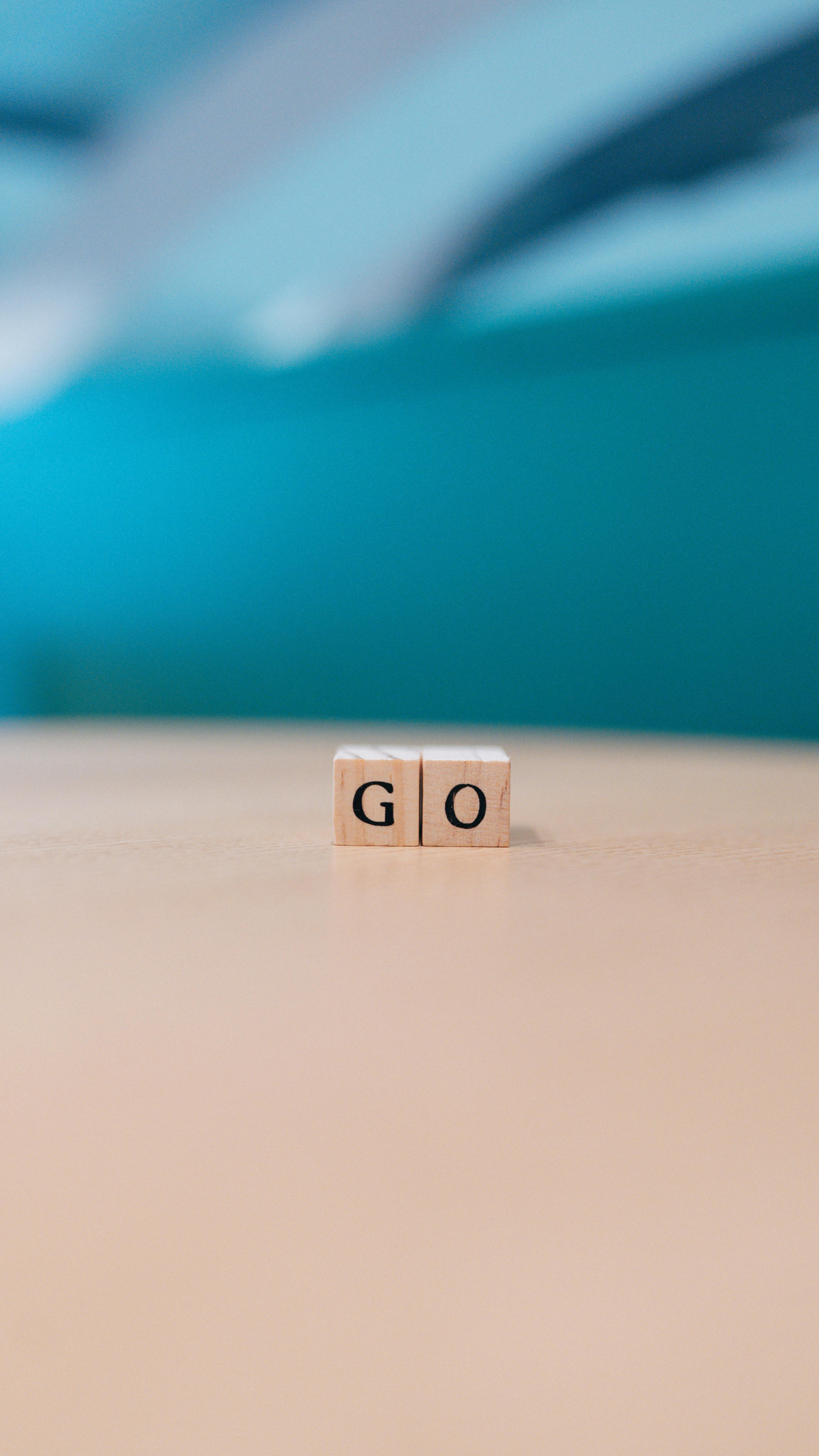 De franc Blocs de fusta minimalistes que escrivien "GO" sobre un escriptori. Foto d'estoc
