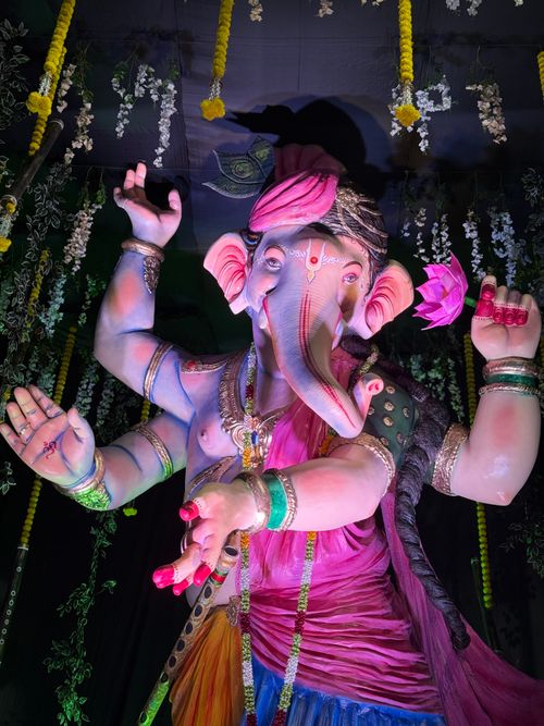 Free Colorful statue of Ganesha, adorned with vibrant garments and flowers. Stock Photo