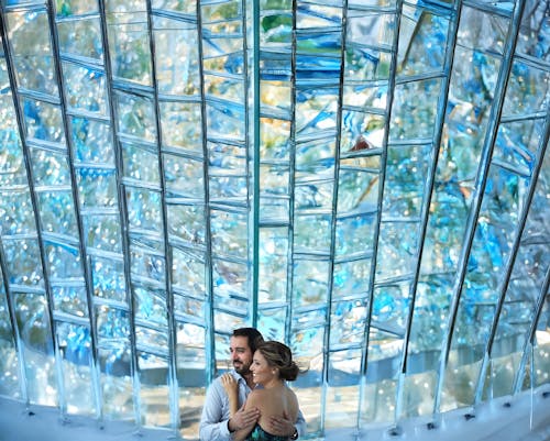Couple élégant sous coupole en verre