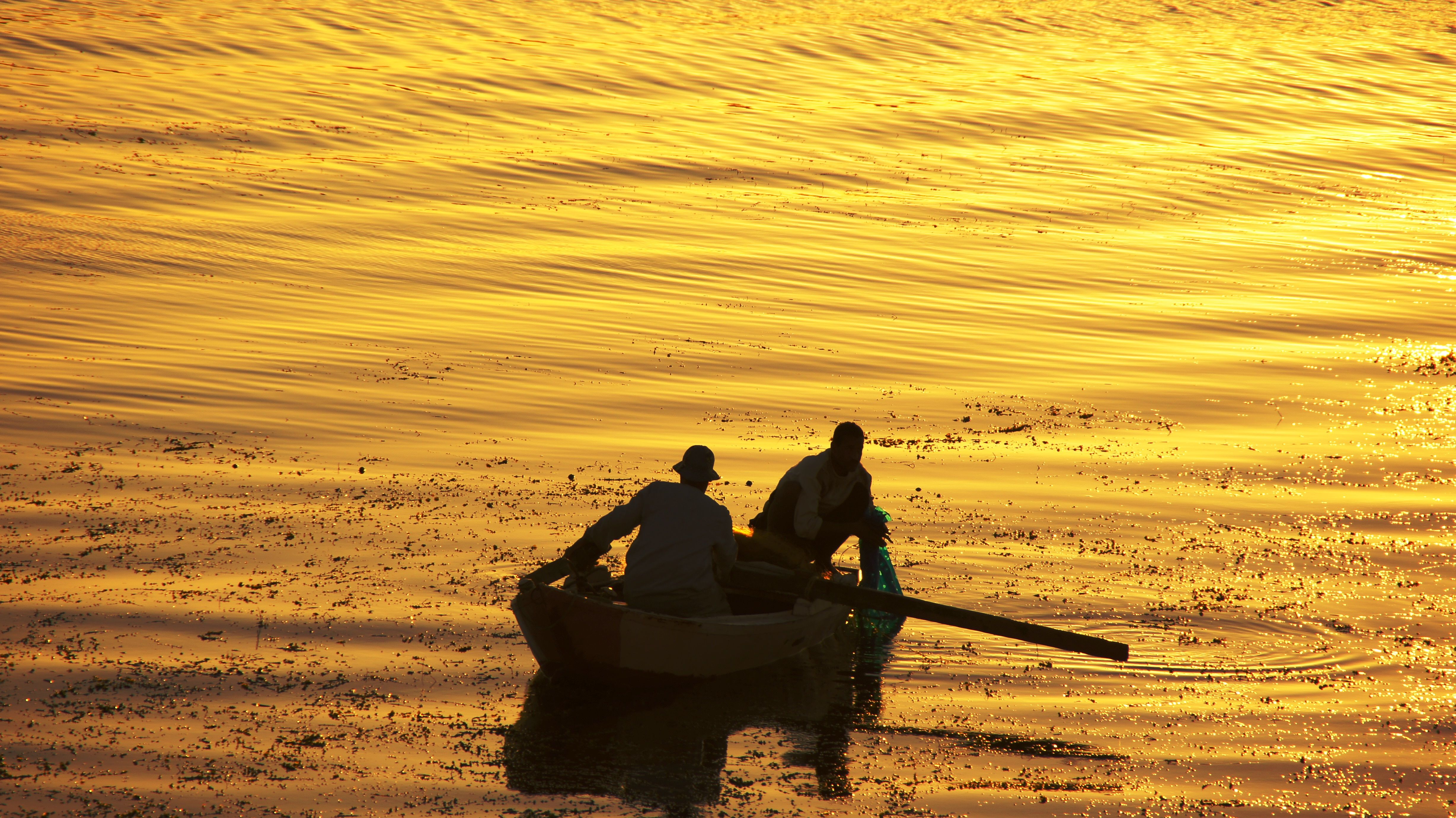 Paar beobachtet den Sonnenuntergang von einer Feluke auf dem Nil bei Luxor
