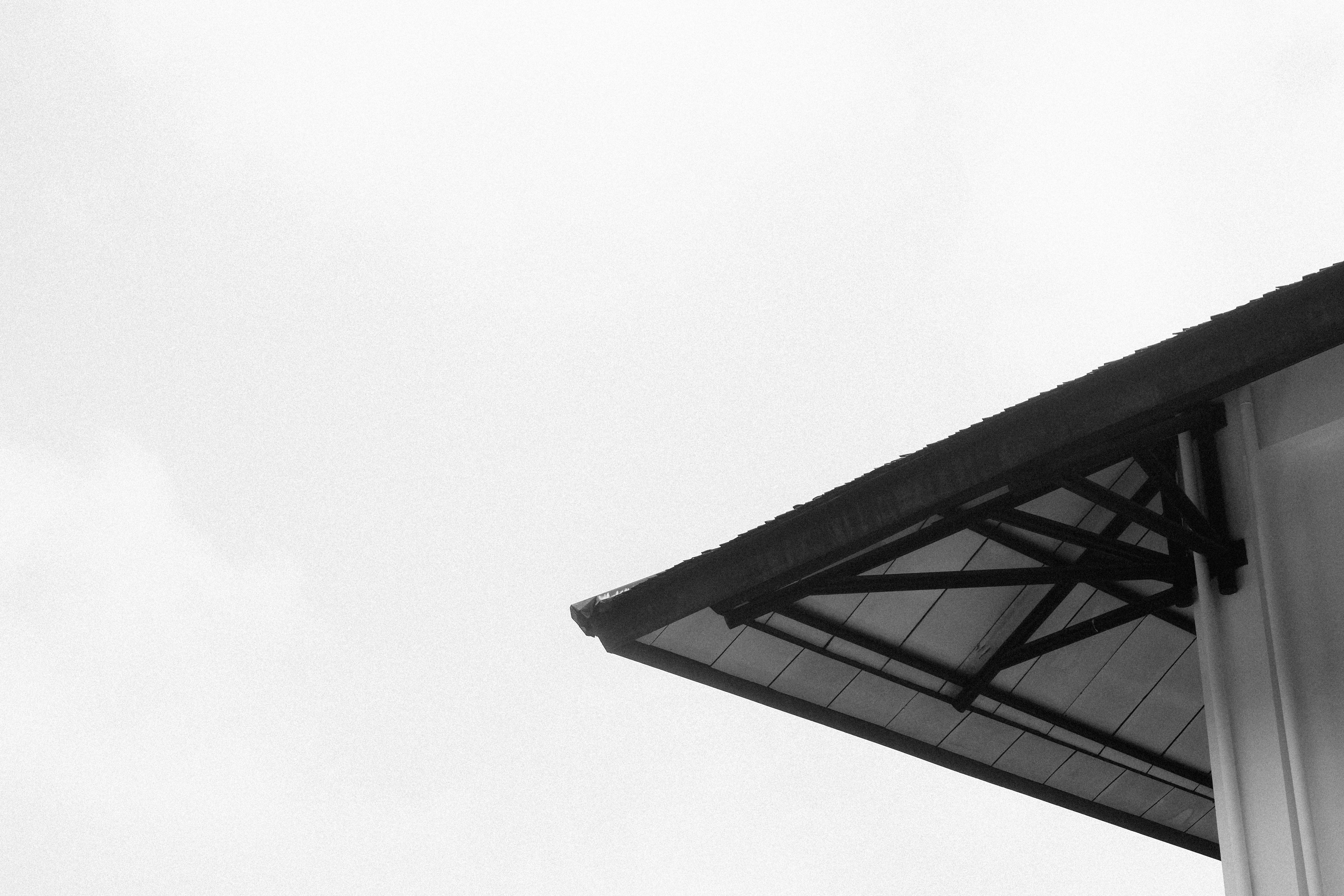 Gratuit Une photographie minimaliste en noir et blanc présentant une structure de toit moderne avec un espace négatif à Bandung, en Indonésie. Photos