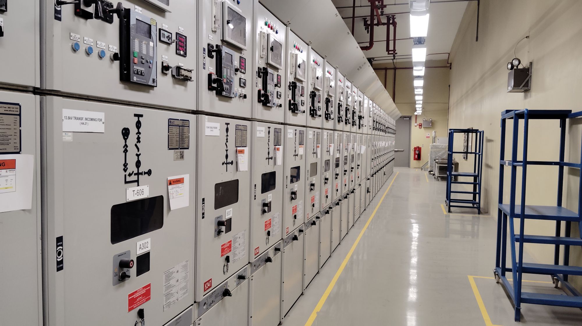 Tablero de control industrial con módulos de automatización y cableado ordenado