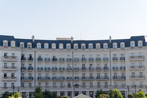 Free Facade of a classic building in Baku's White City, showcasing elegant architecture. Stock Photo