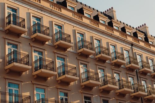 Free A stunning view of a classic residential building with balconies in Baku, Azerbaijan, during sunset. Stock Photo