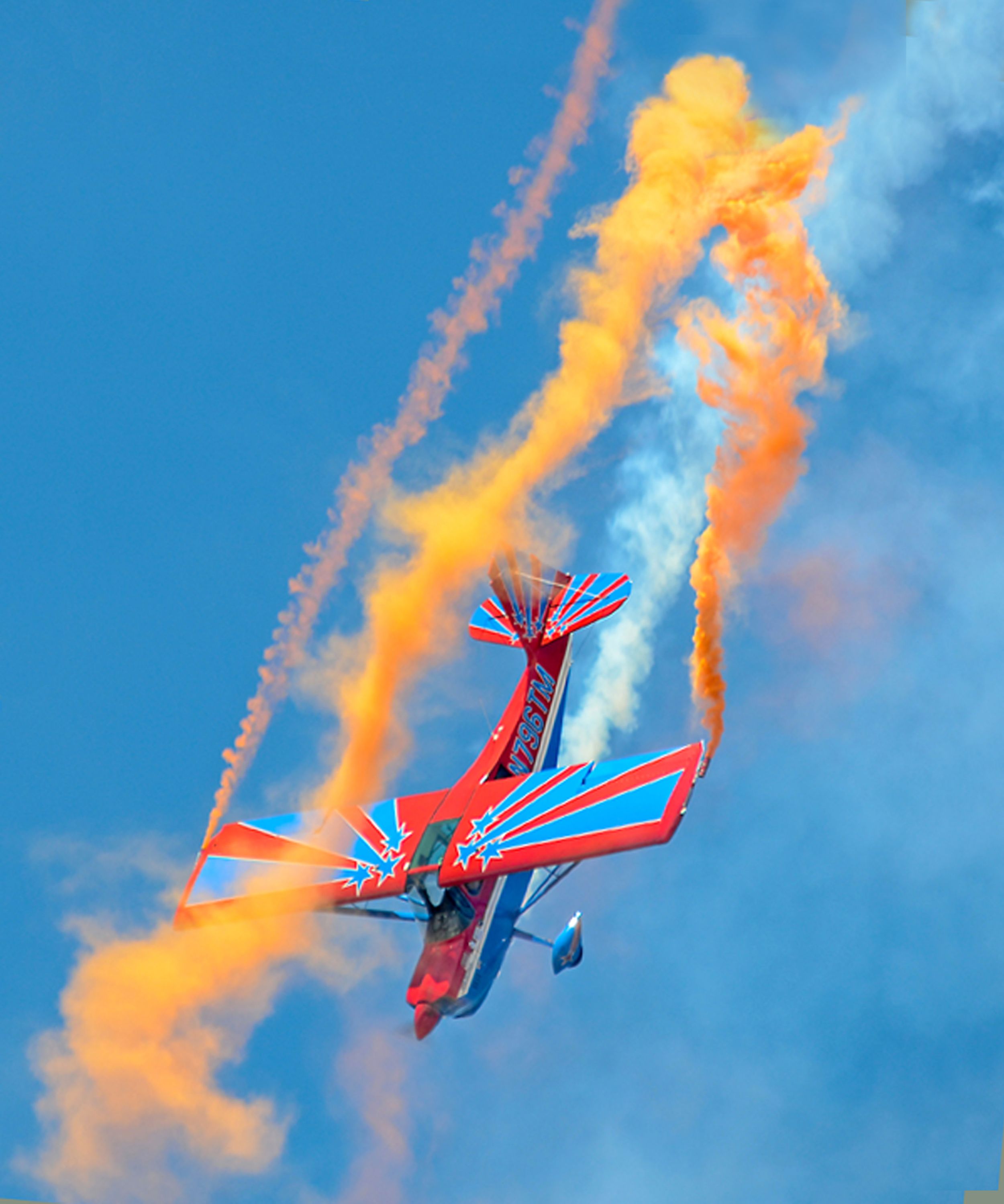 Stunt Plane Performing Aerial Acrobatics at Airshow · Free Stock Photo