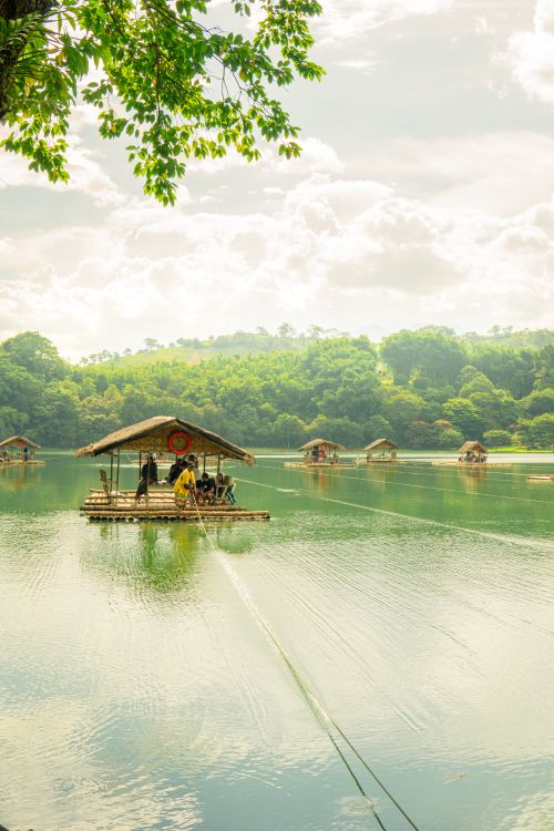 Lake Rafe's Scenic Lake with Bamboo Rafts and Lush Greenery · Free Stock Photo