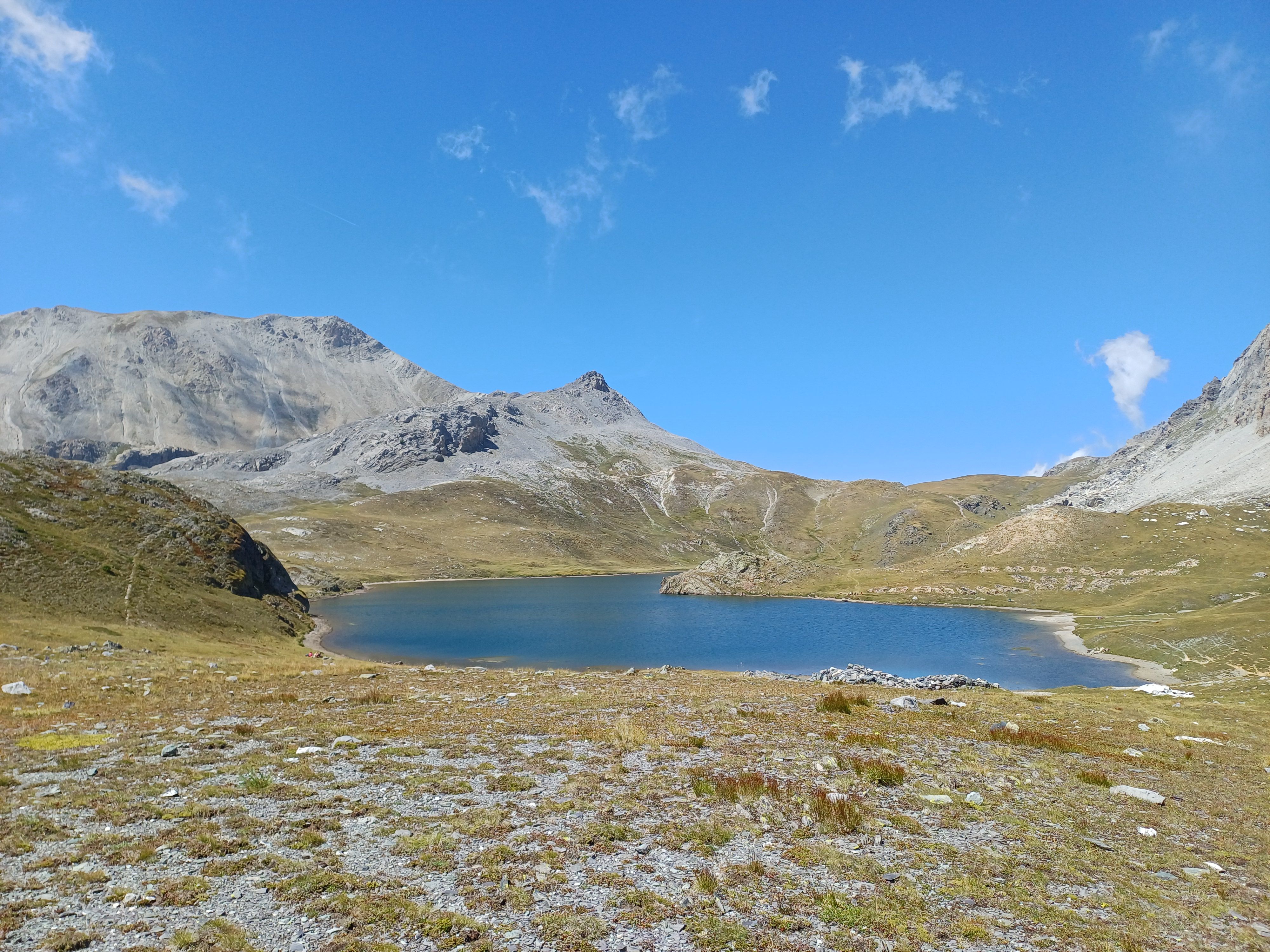 Berglandschaft mit ruhigem See