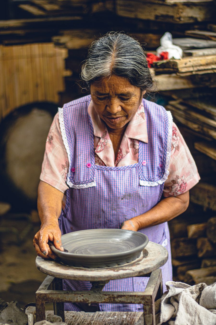 Artesana mexicana modelando cerámica de barro