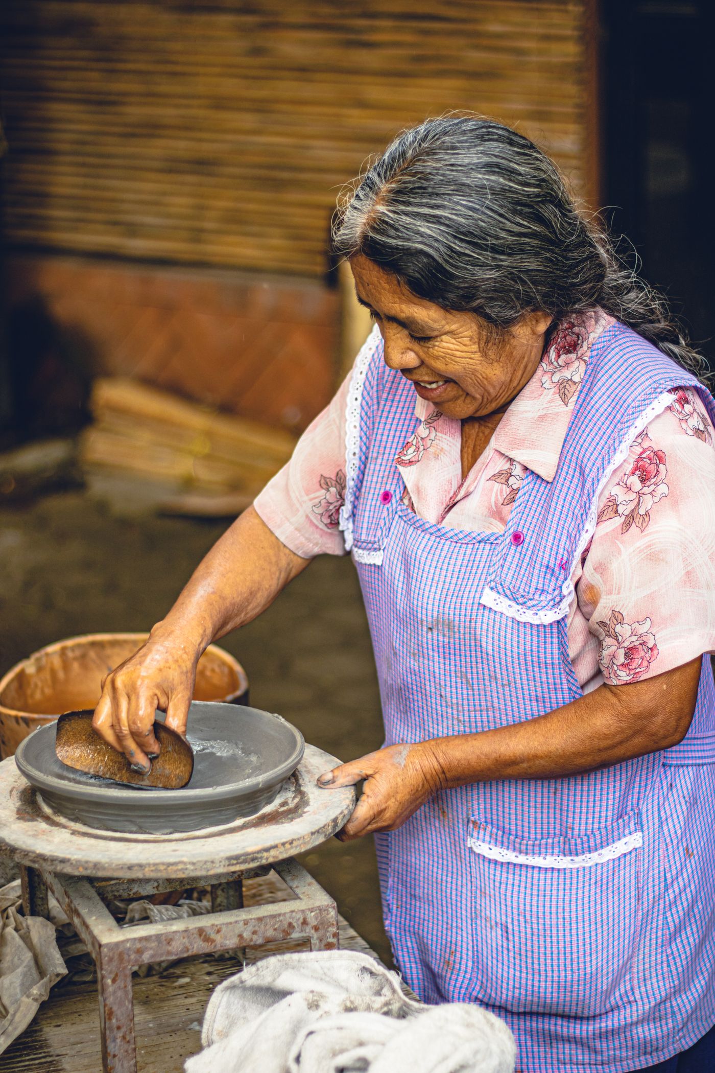 Artesana oaxaqueña trabajando barro en su taller