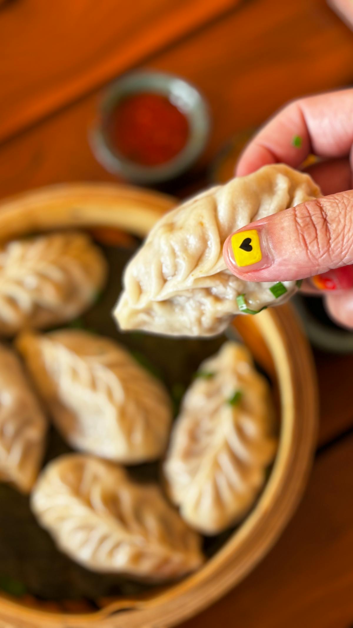 Primo piano di gnocchi al vapore in un cestino di bambù