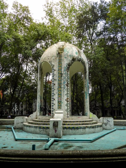 Free Vintage fountain structure in Ciudad de México's Alameda Park surrounded by lush greenery. Stock Photo