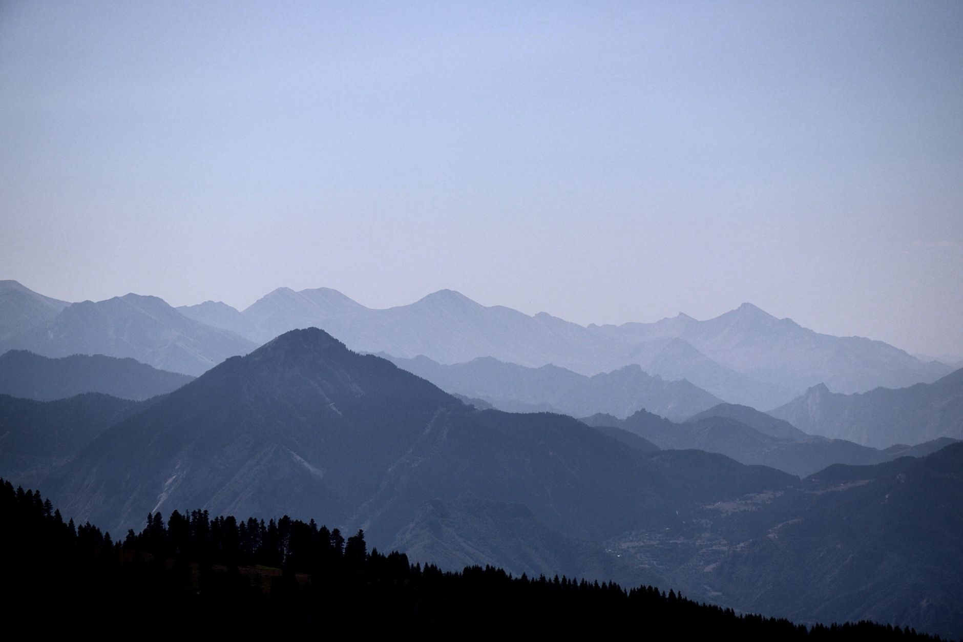 A breathtaking view of mountain ranges in Artvin, Türkiye during daytime.