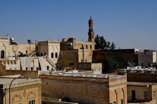 Free Aerial view of the historic architecture of Mardin, Türkiye, showcasing traditional stone buildings and iconic structures. Stock Photo