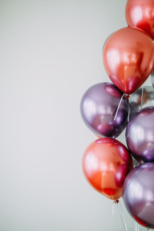 Ballons Rouges Et Noirs Sur Surface Blanche