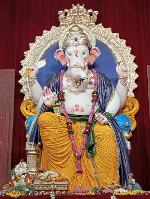 Free Colorful statue of Lord Ganesha adorned with flowers, ideal for Hindu festivals like Ganesh Chaturthi. Stock Photo