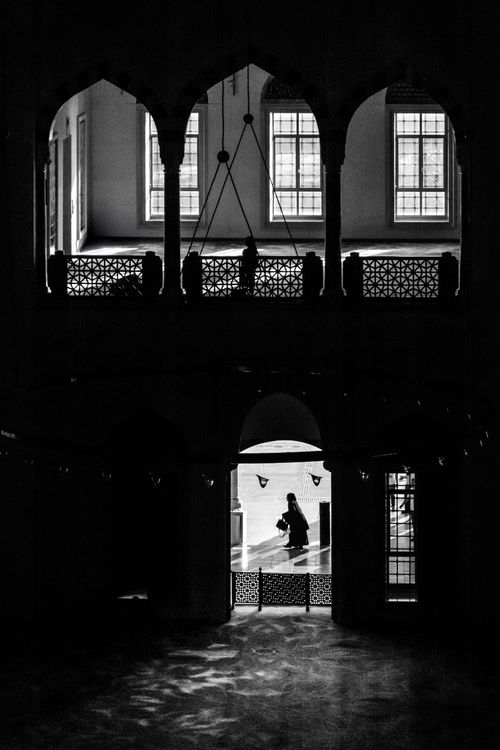 Free Black and white silhouette in a historic arched interior creates dramatic contrast. Stock Photo