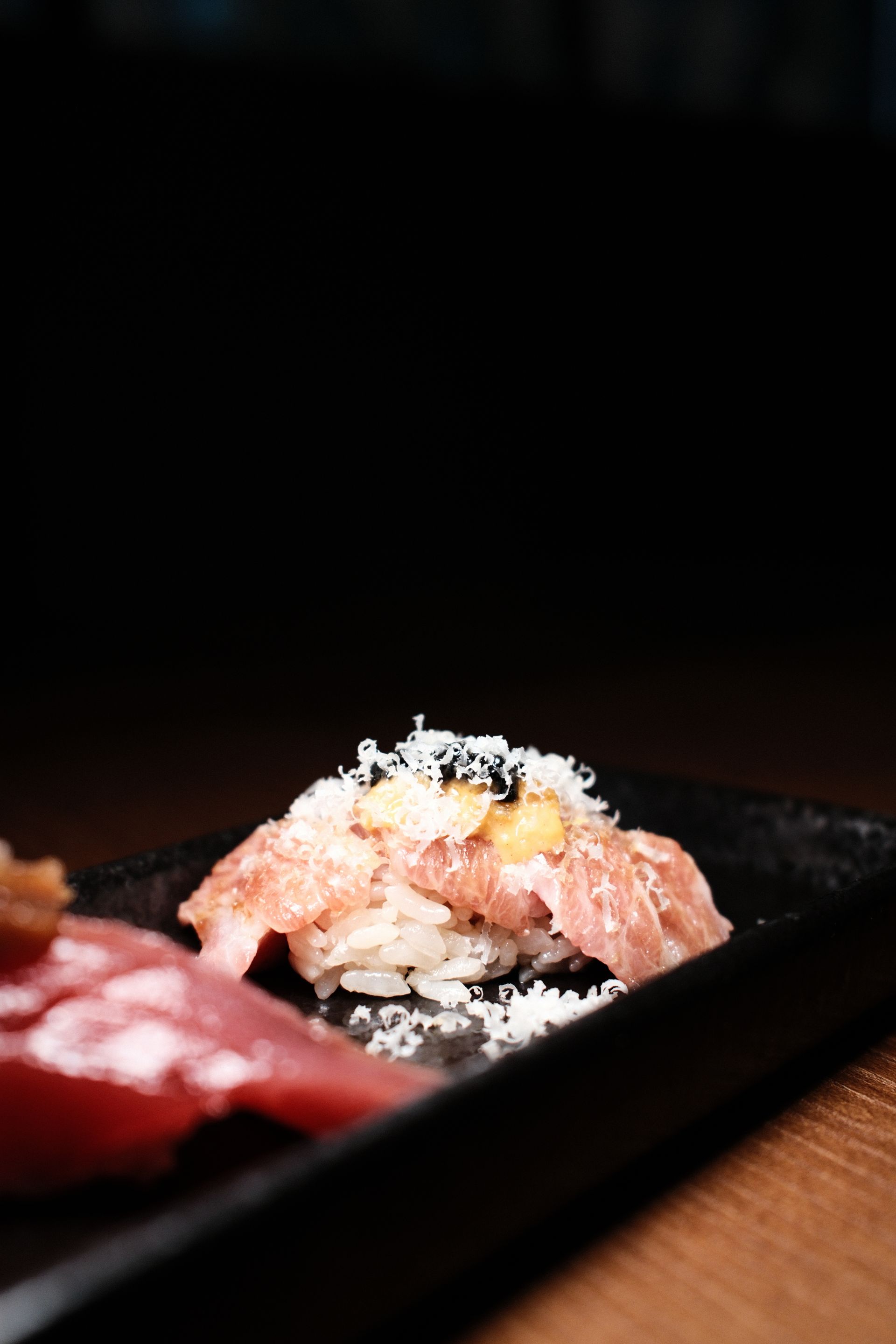 Cận cảnh nigiri vừa được đầu bếp nắm tại quầy