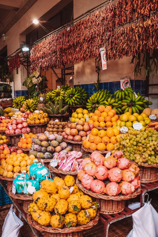 Piață colorată cu fructe proaspete în Madeira