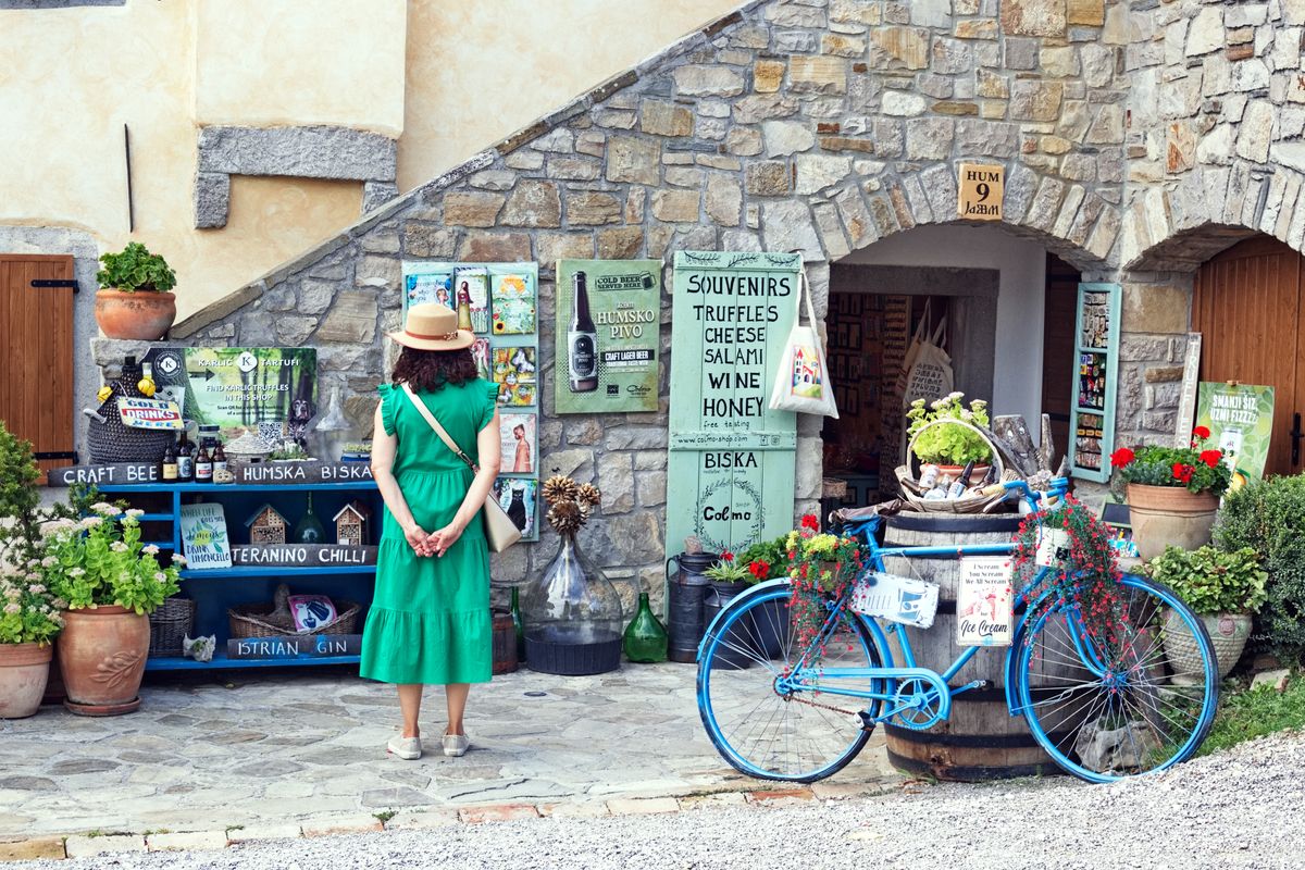 Stradă îngustă din Hum, cu vitrine de meșteșuguri locale