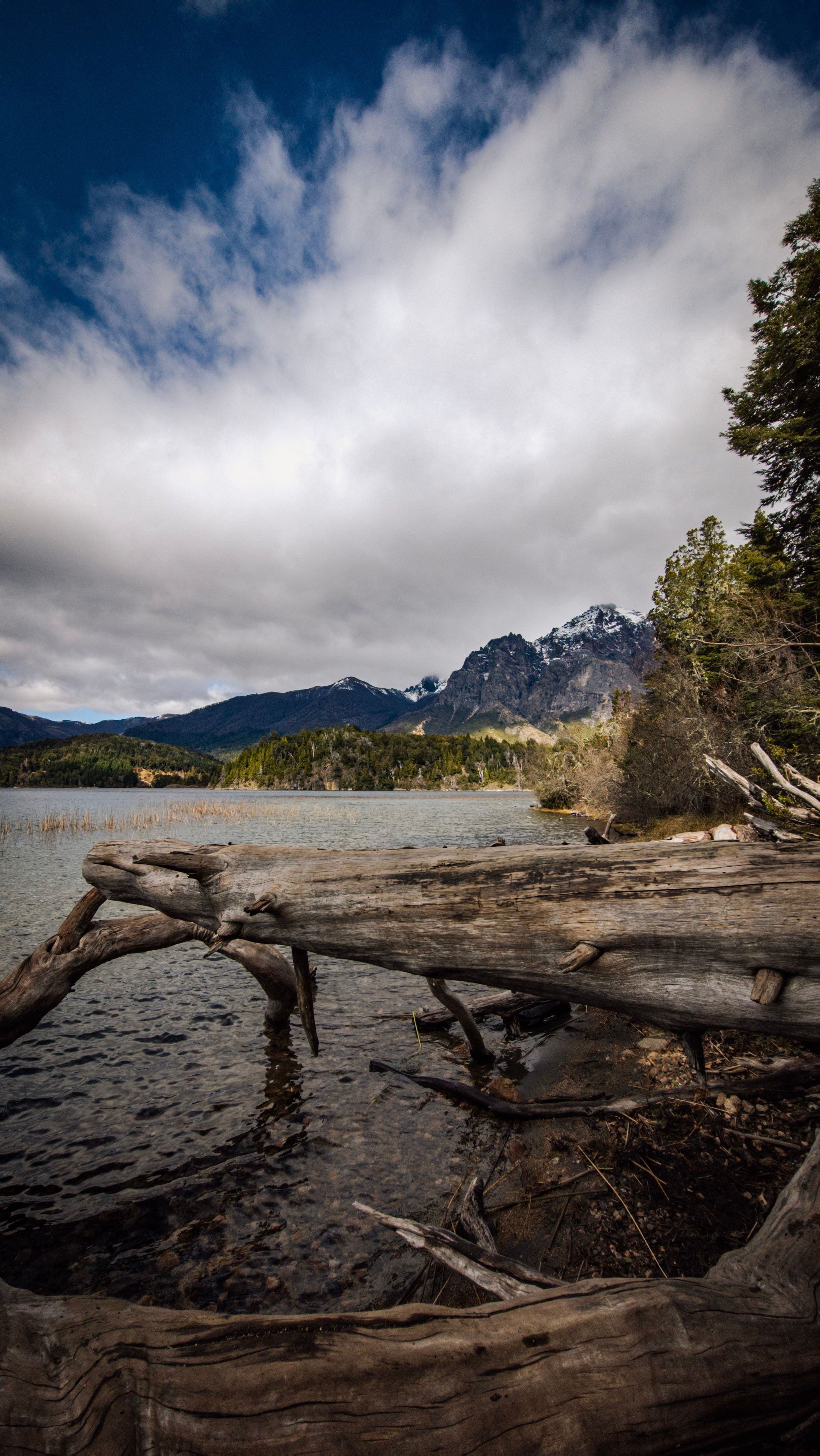 Stunning view of a serene lake with mountain backdrop in Bariloche, Patagonia.