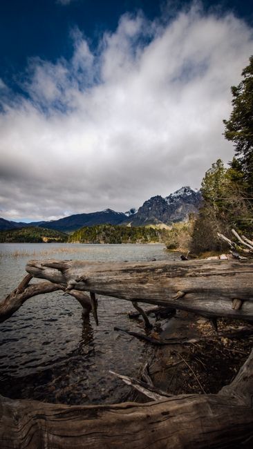 Fotomural Impresionante vista de un lago sereno con fondo de montañas en Bariloche, Patagonia.
