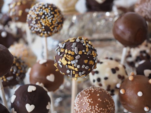 Pâtisserie Ronde Enrobée De Chocolat Sur Bâton Blanc