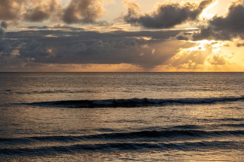 Free Breathtaking sunset over the ocean in Fiji, capturing golden rays and serene waves. Stock Photo