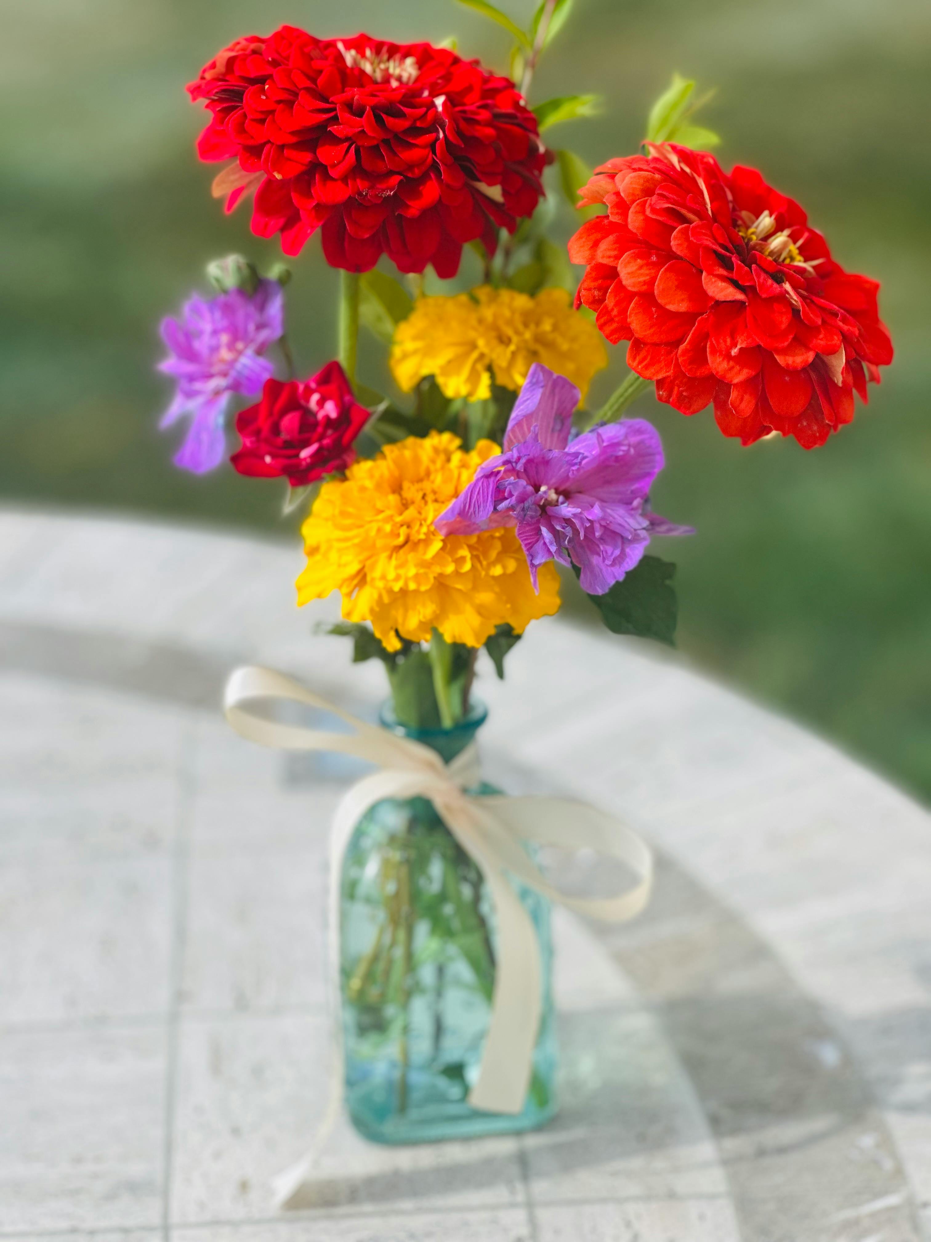 Mastering Long, Strong Stems for Your Cut Flower Garden: Strategic Pinching, Spacing, and Support for Zinnias, Cosmos, and Snapdragons