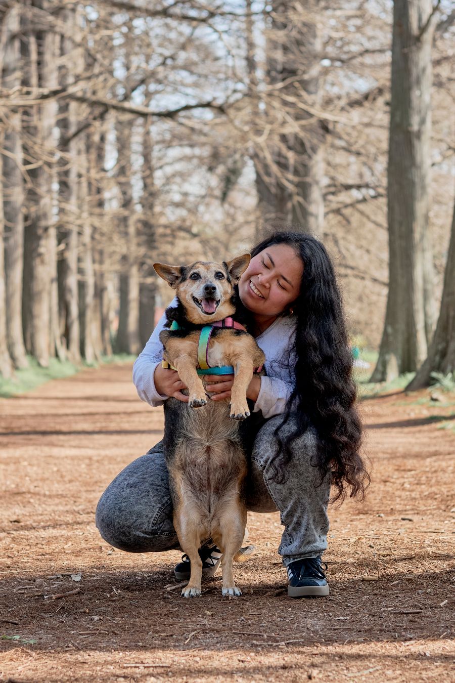 Momento alegre en un parque de Montevideo con un perro