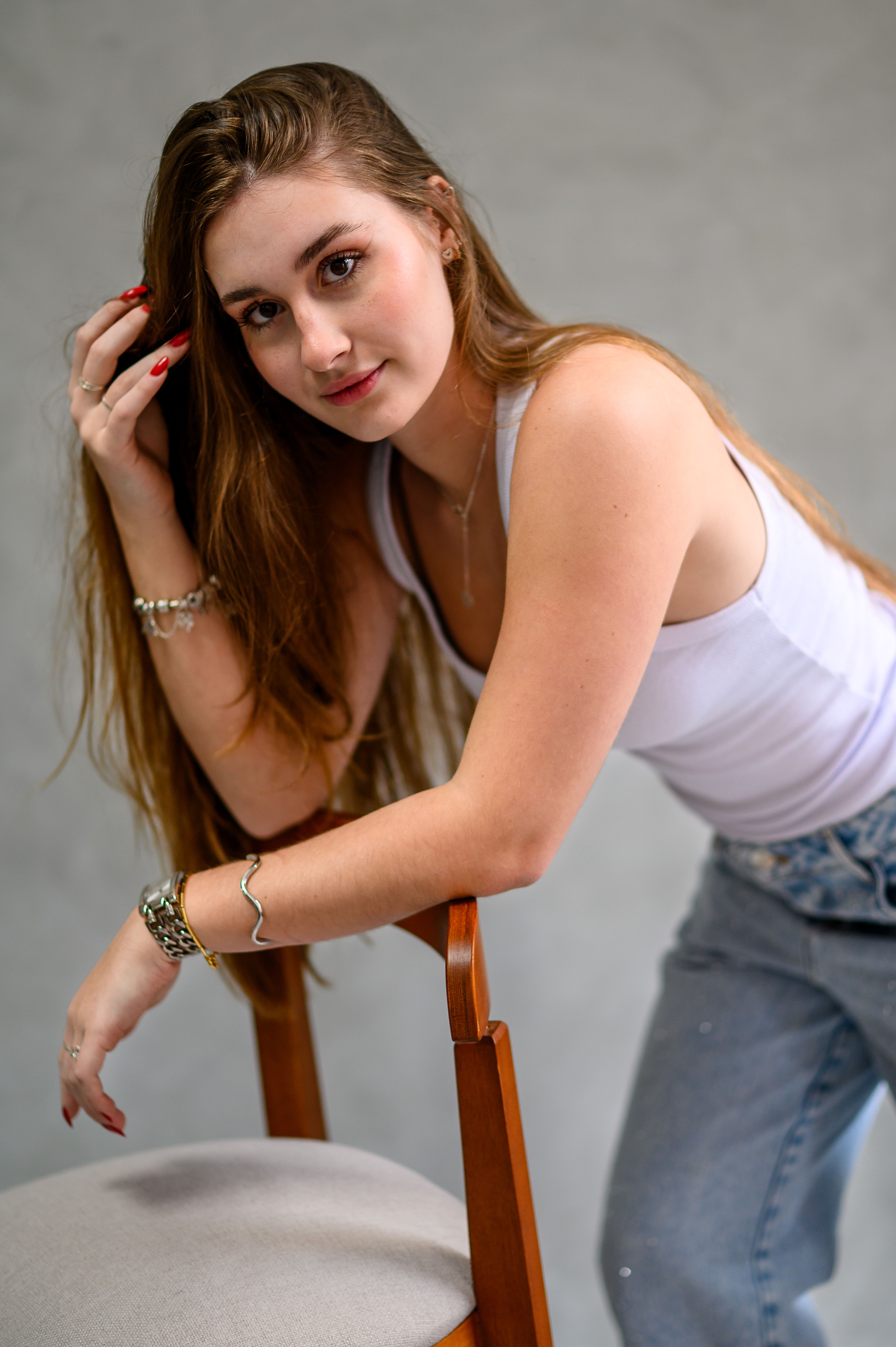 Young woman posing indoors with a casual outfit. Bright and modern style.