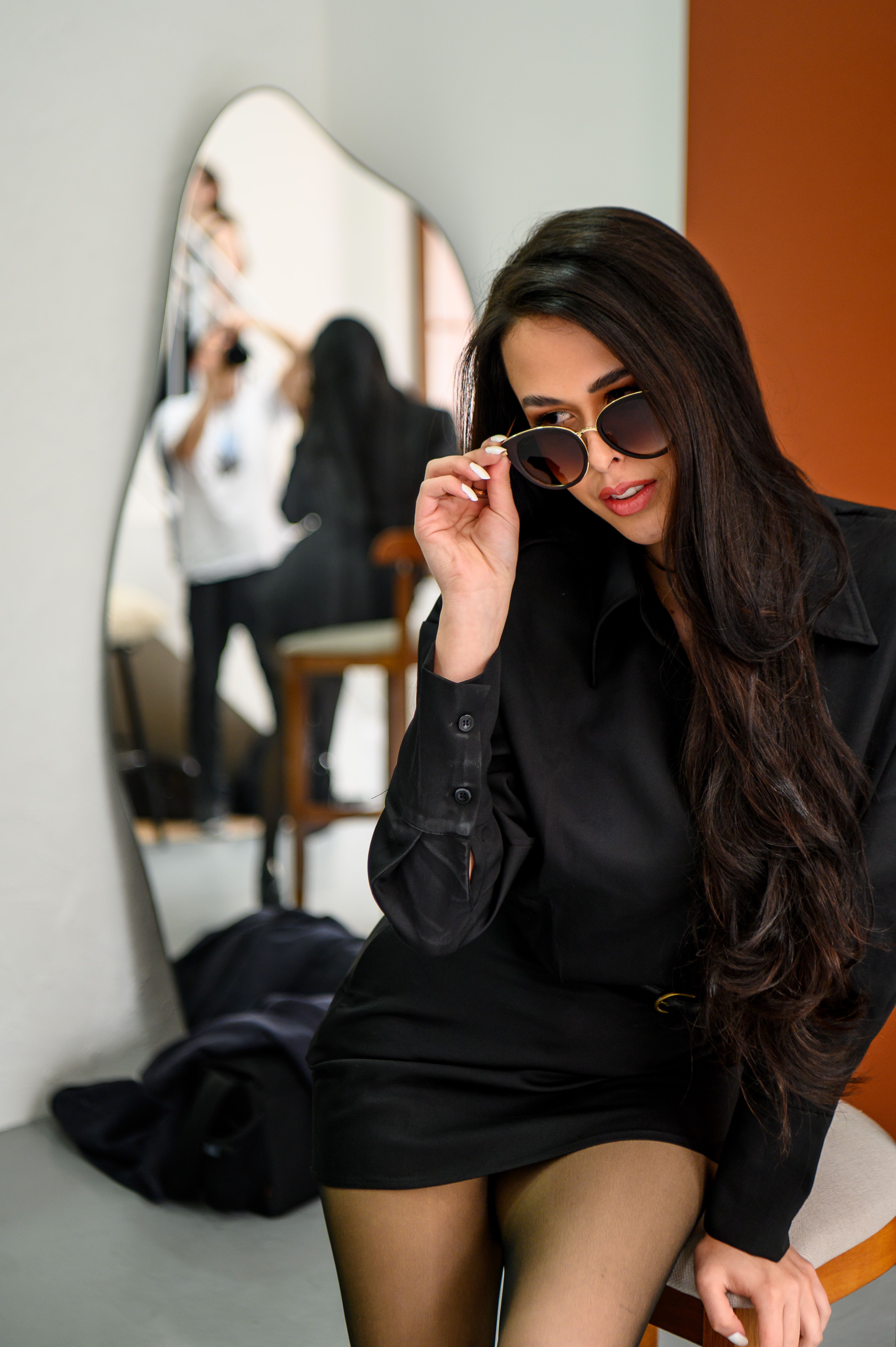 Modelo Elegante Con Vestido Negro Y Gafas De Sol En Interiores · Foto ...