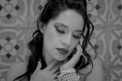Retrato em preto e branco com pérolas elegantes