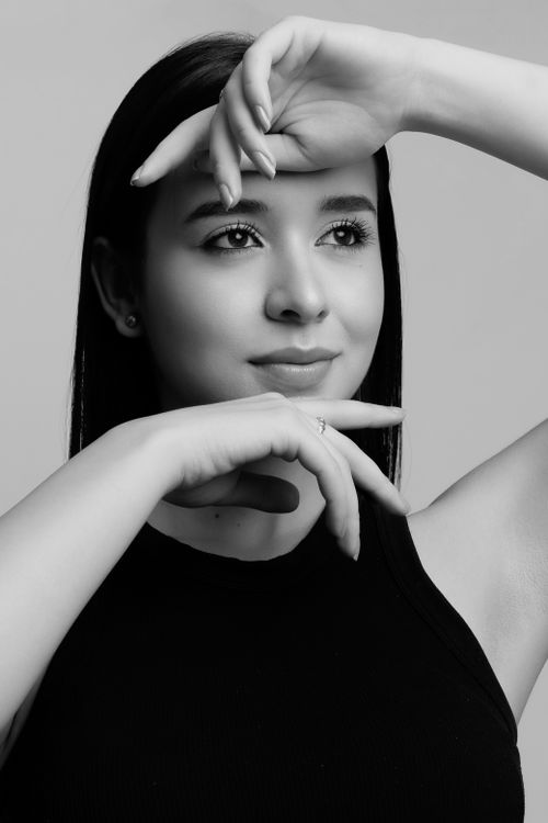 Free Black and white portrait capturing the elegance of a young woman posing thoughtfully. Stock Photo