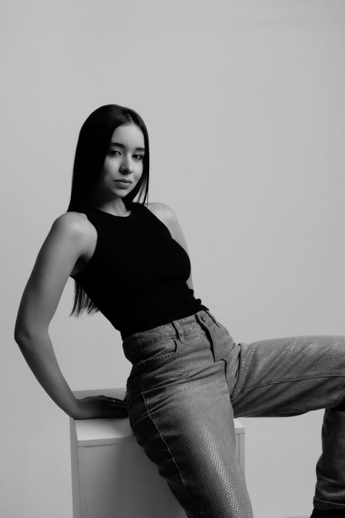 Free Stylish black and white portrait of a woman in casual attire in Belo Horizonte. Stock Photo