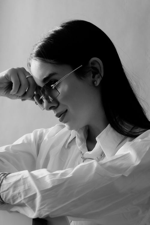 Free Stylish black and white portrait of a woman in Belo Horizonte with sunglasses. Stock Photo