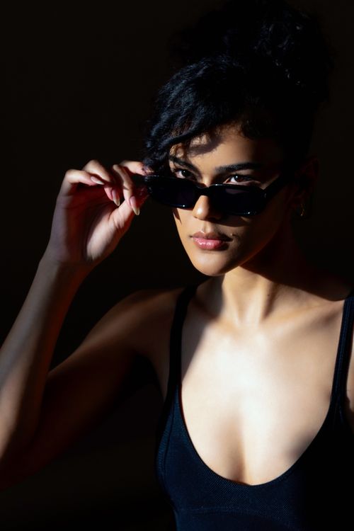 Free Elegant portrait of a woman in chic sunglasses with dramatic lighting in Belo Horizonte. Stock Photo