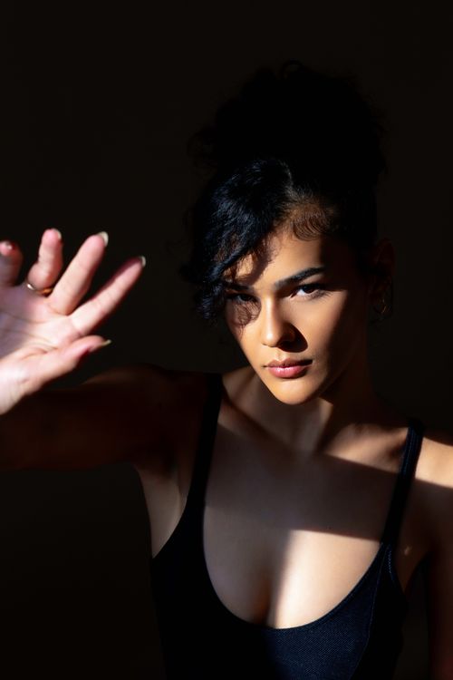 Free A striking portrait of a woman in dramatic lighting, captured in Belo Horizonte. Stock Photo