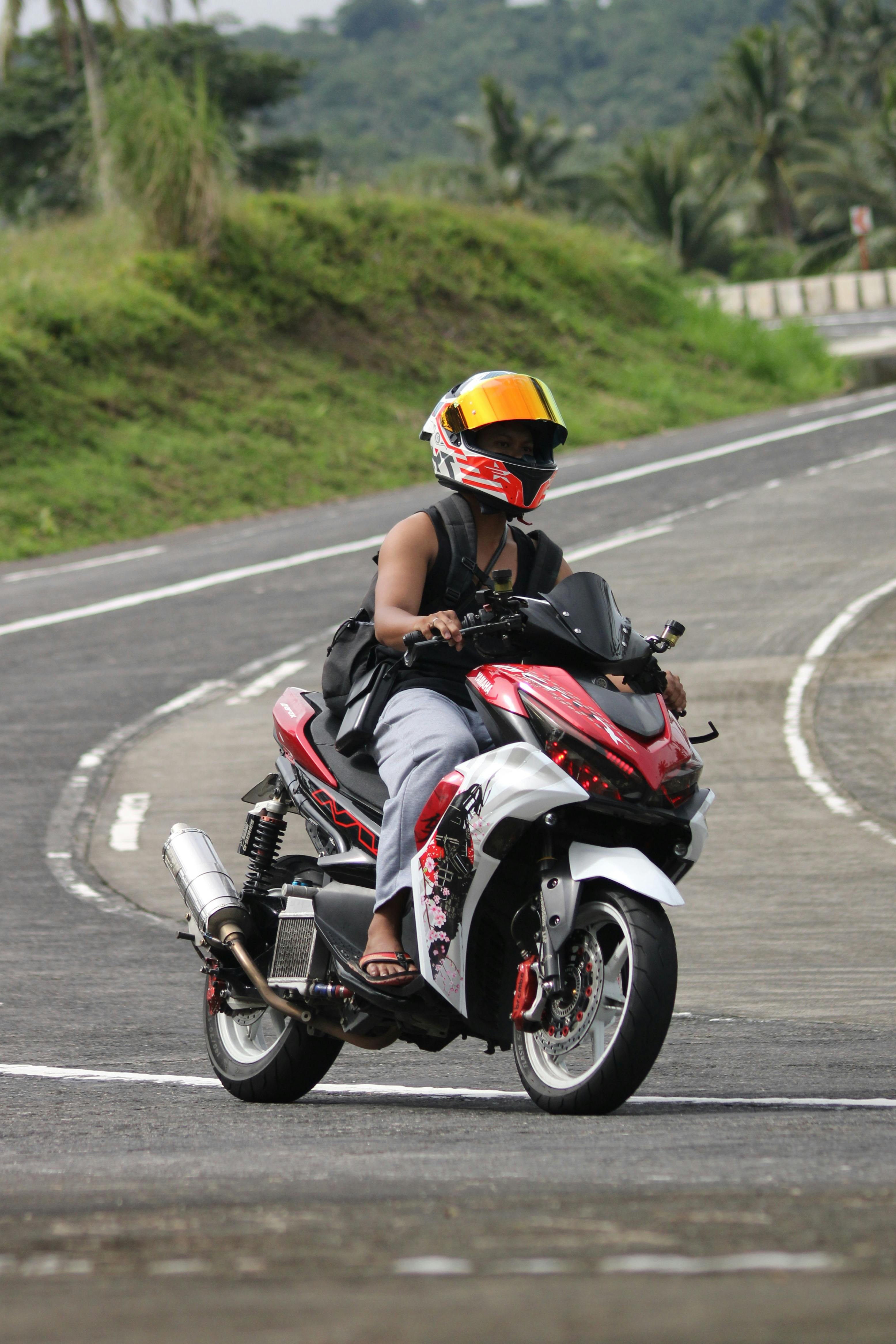易誤解 機車騎紅線內遭罰600元 高雄科技執法 真相揭露 其實是騎上人行道被舉發