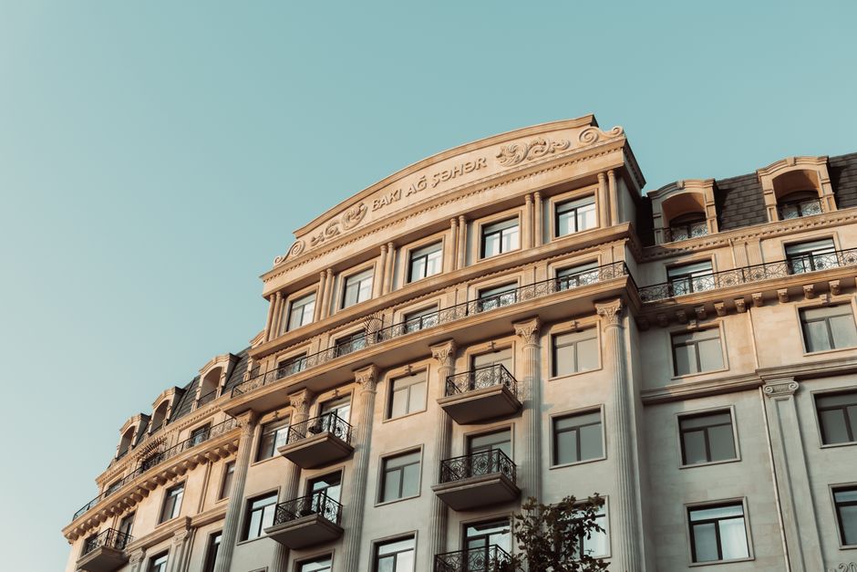 Framer vs Webflow: Portfolio Site Design Without Coding (2024) Ornate building facade in Baku, featuring classic design under a clear sky.