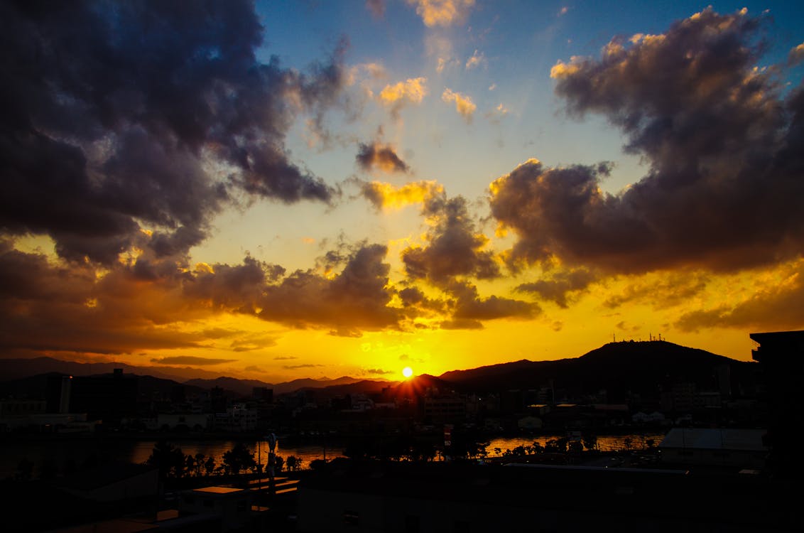 Schattenbild Des Berges Während Des Sonnenuntergangs