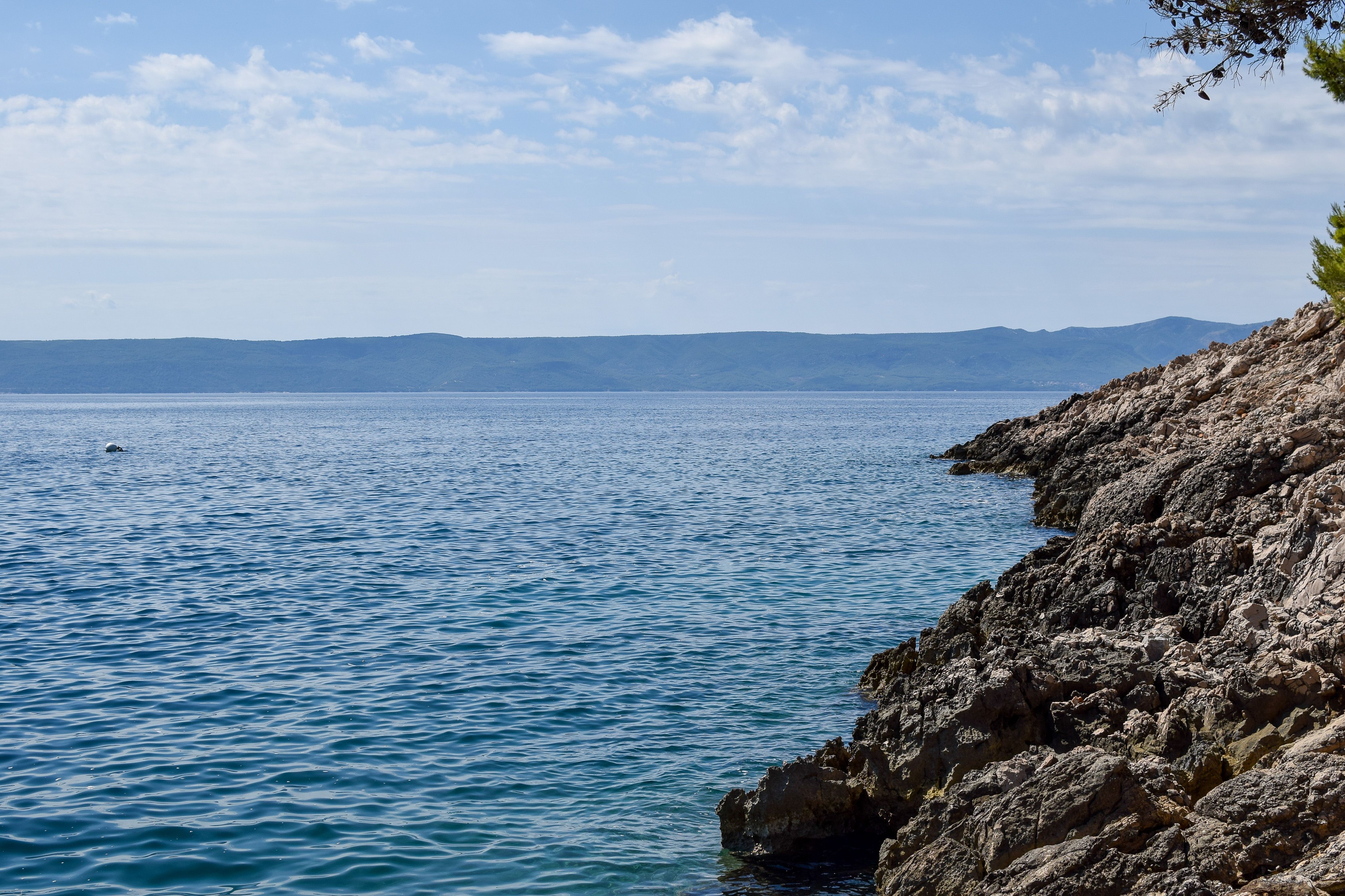 Kristallklares Wasser der kroatischen Adria mit felsiger Küste