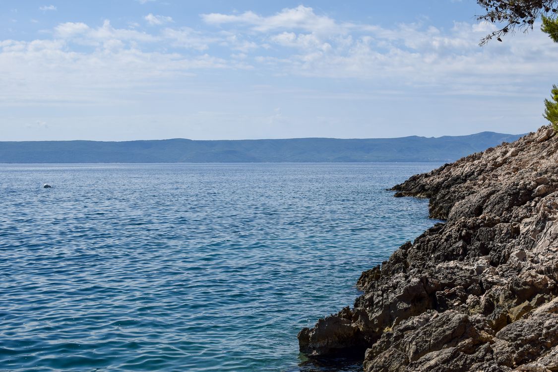 Kristallklares Wasser der kroatischen Adria mit felsiger Küste