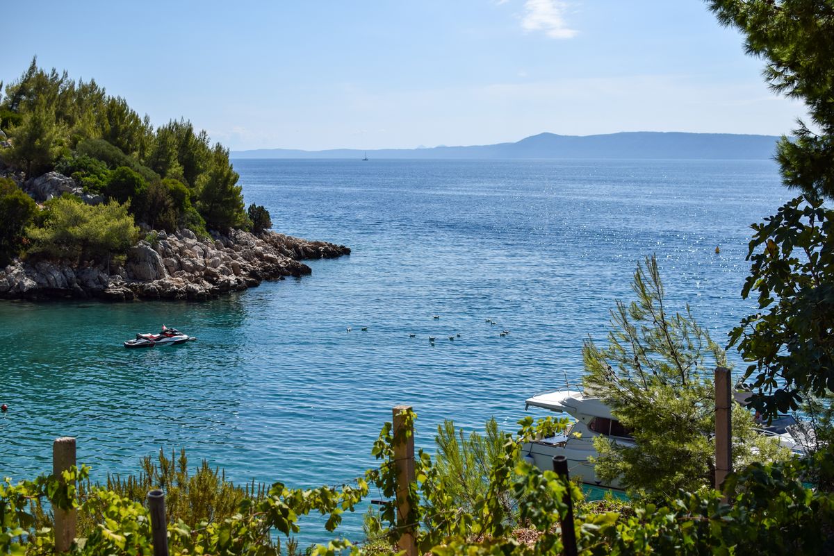 Coasta linistita cu apa limpede in judetul Split-Dalmatia